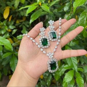 Elegant Green and Silver Jewelry Set